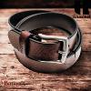 Ceinture Kaszer Indiana en cuir de buffle pleine fleur cognac griffé noir