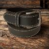 Ceinture Kaszer Indiana en cuir de buffle pleine fleur noir, couture blanche